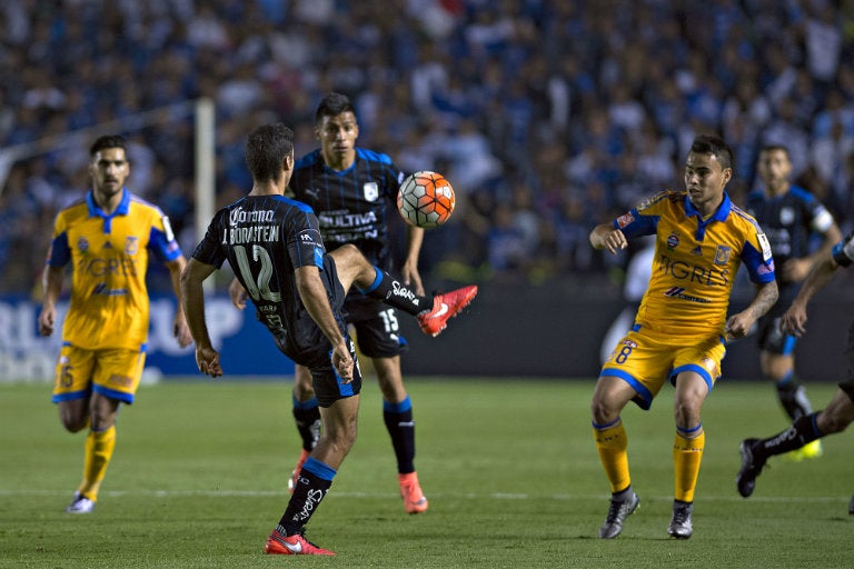 Bornstein toca el balón en enfrentamiento contra Tigres