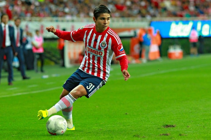 López controla el balón durante un partido