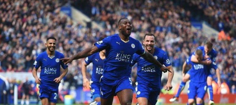 Jugadores de Leicester celebran un gol en la Premier