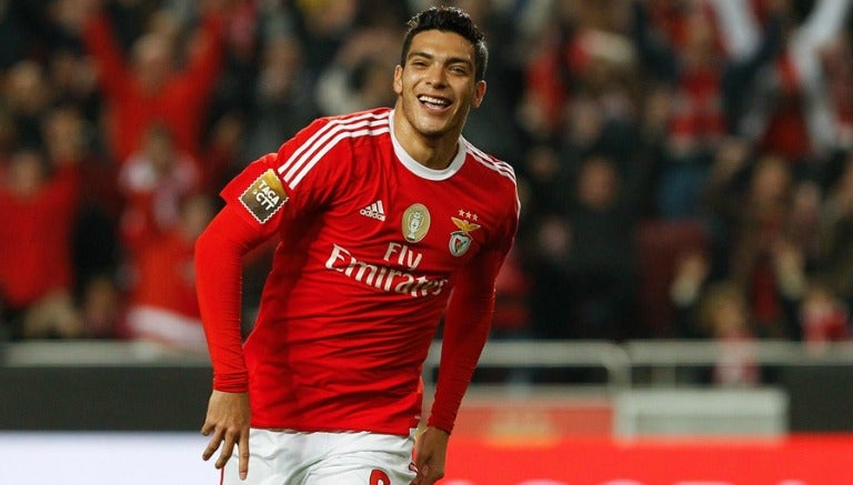 Jiménez festeja un gol con el Benfica