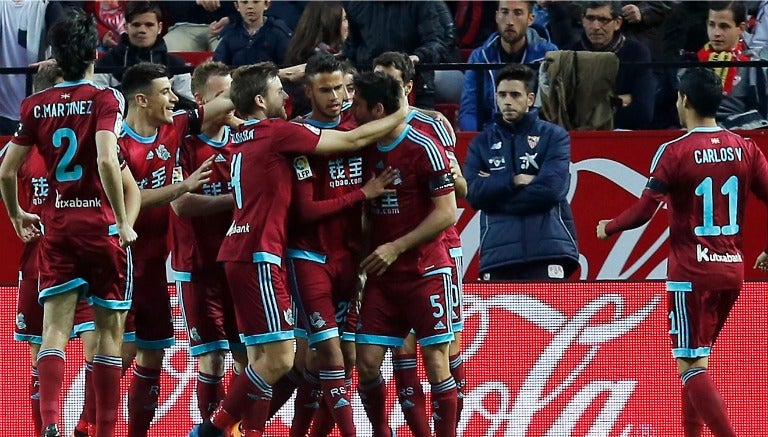 Jugadores de la Real Soceidad festejando un gol ante el Sevilla