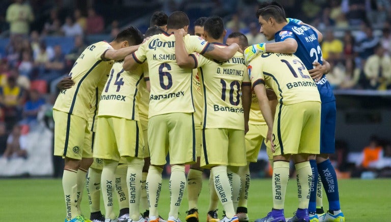 Futbolistas del América conversan antes del juego contra Santos