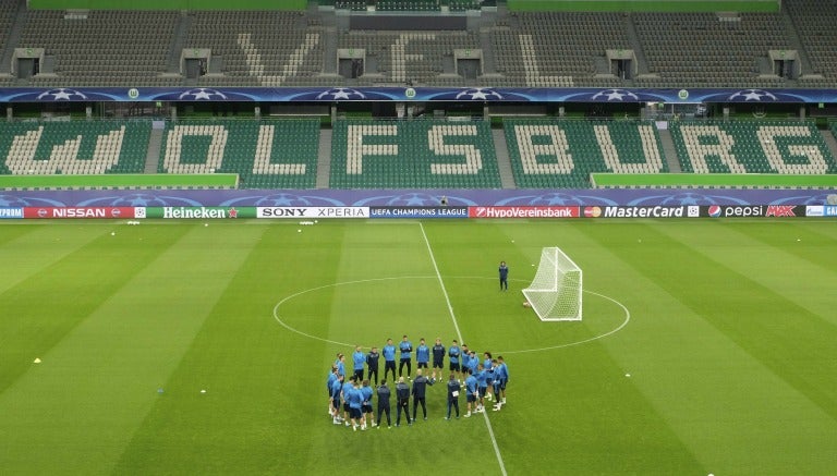 Jugadores merengues en el campo del Wolfsburgo