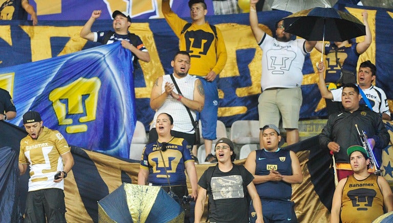 Afición de Pumas alienta a su equipo