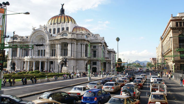 Tránsito de la Ciudad de México frente al Palacio de Bellas Artes