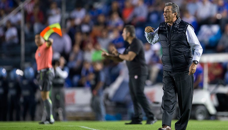 Tomás Boy en el partido contra Necaxa 