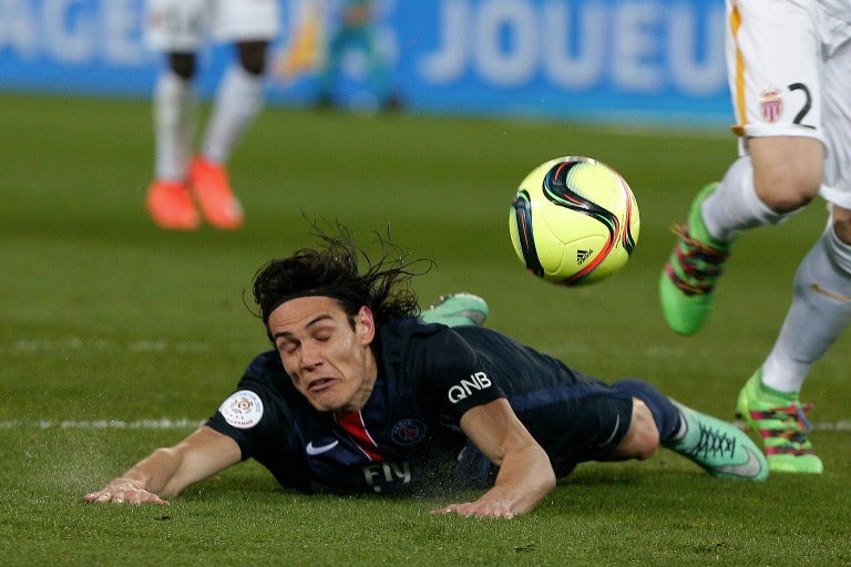 Cavani cae durante un encuentro del PSG