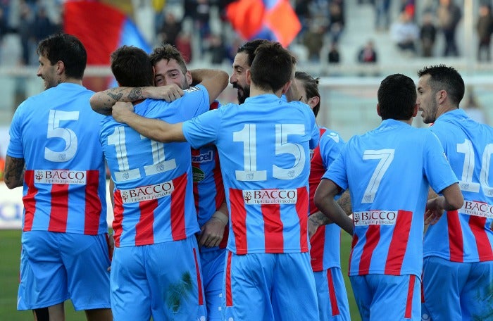 Los futbolustas del Calcio Catania celebran un gol