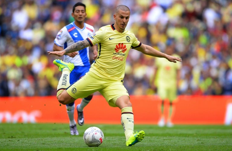 Darío Benedetto dispara a gol 