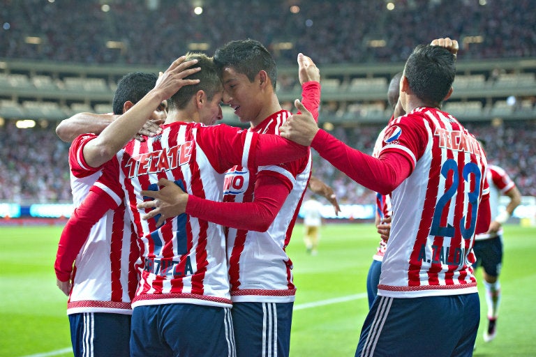 Jugadores de Chivas festejan en triunfo contra Pumas