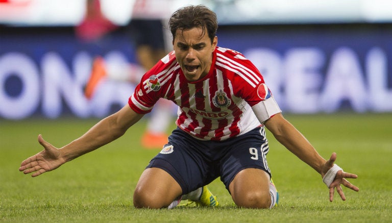 Omar Bravo muestra frustración en juego de Chivas 