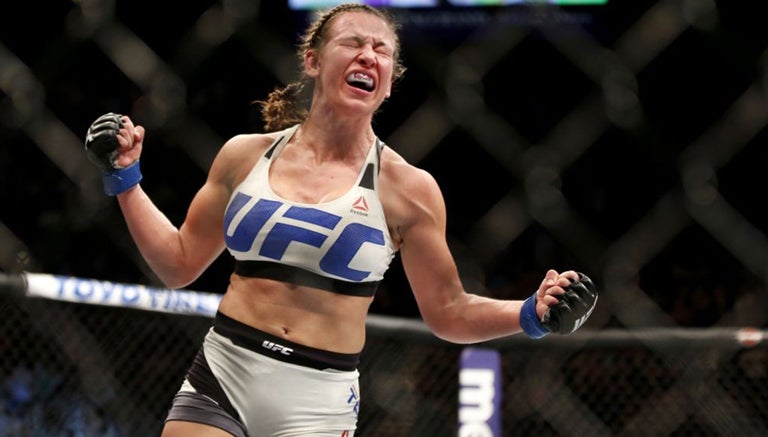 Miesha Tate celebra su victoria contra Holly Holm