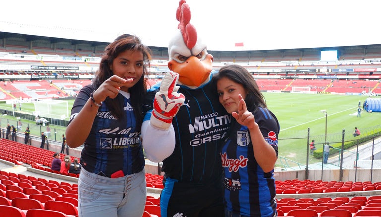 La mascota de Gallos posa con aficionadas en La Corregidora