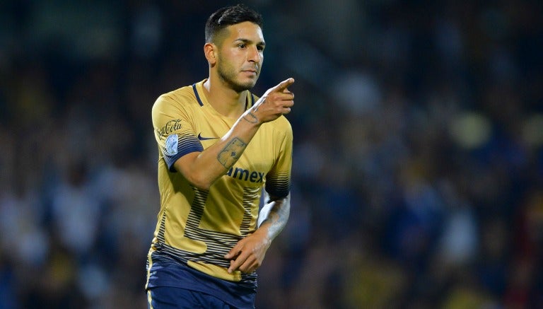 Ismael Sosa celebra un gol con Pumas