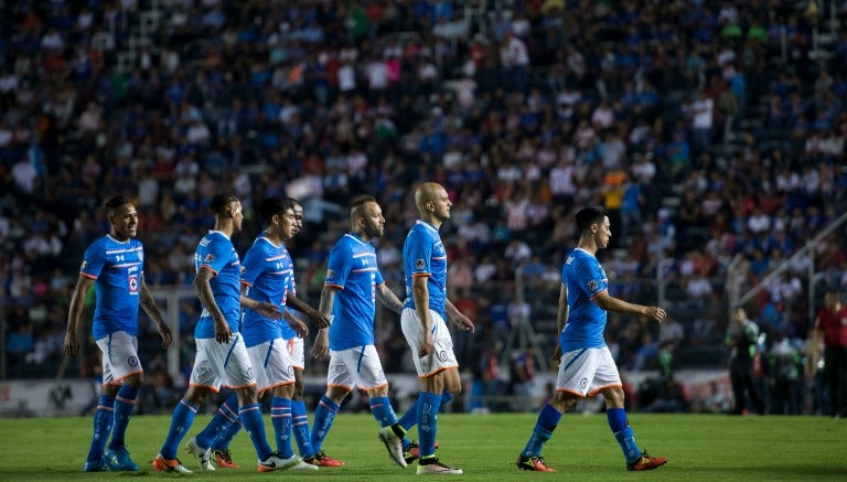 Los jugadores de Cruz Azul salen de la cancha tras ser eliminados por Necaxa