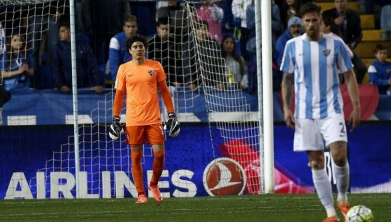 Guillermo Ochoa cubriendo el arco del Málaga