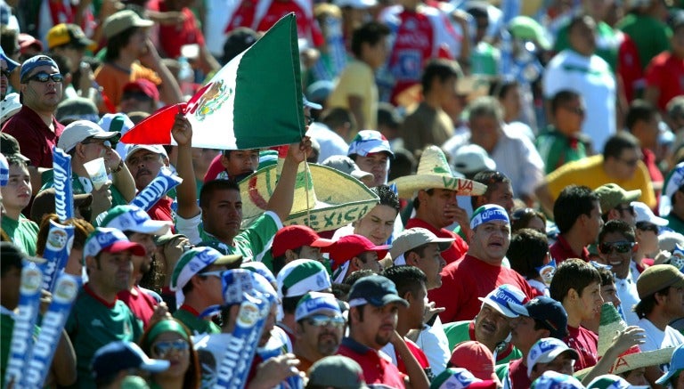 Afición mexicana apoyando al Tri durante un partido 