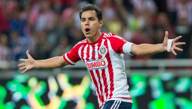 Omar Bravo reclama una falta