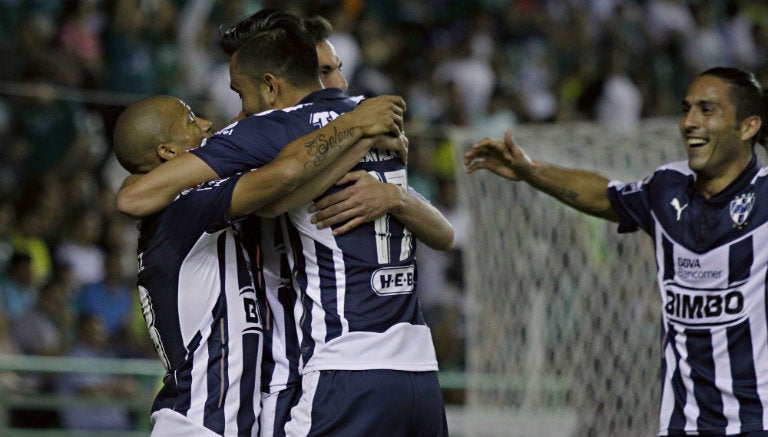 Jugadores de Rayados se felicitan tras un gol