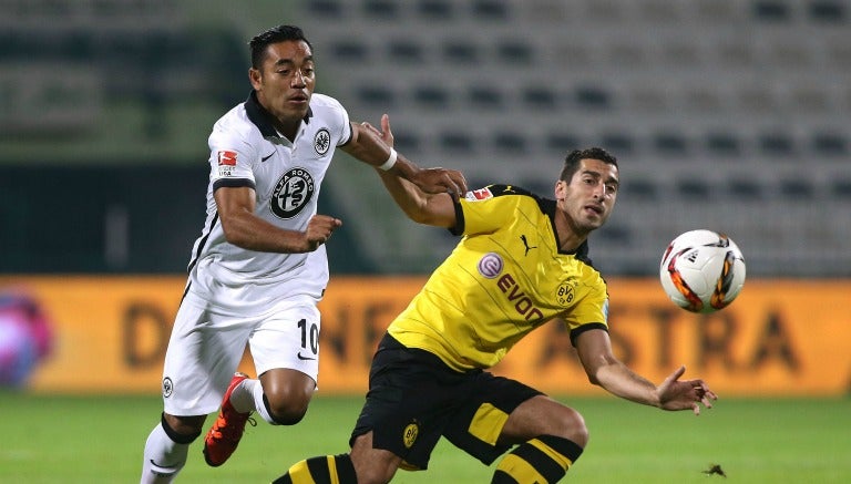 Fabián pelea un balón en un juego contra Borussia Dortmund