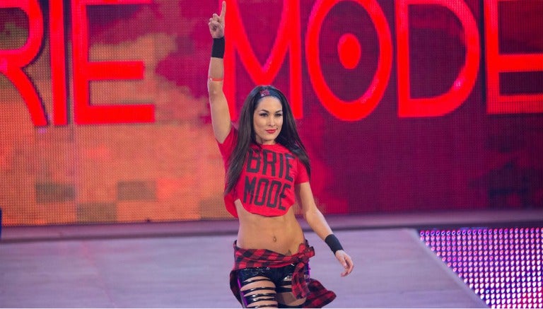 brie Bella hace su entrada al ring