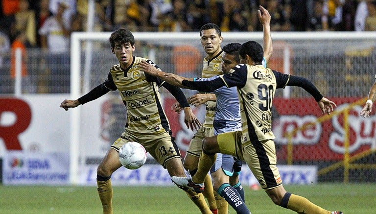 Javier Salas y Ulises Dávila pelean un balón