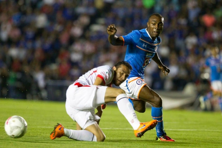 Guerrón pelea un balón durante el partido frente a Necaxa