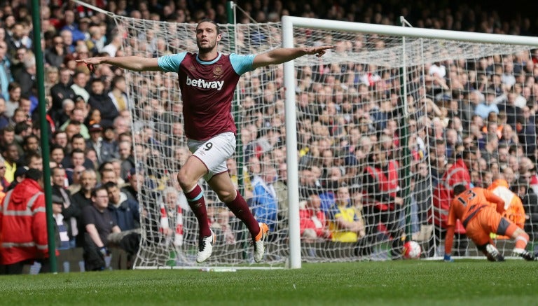 Andy Carroll celebra uno de sus tres goles al Arsenal