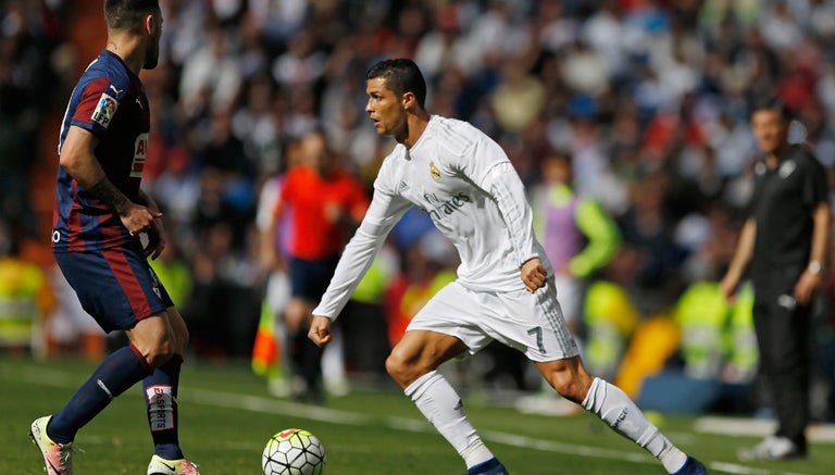 Ronaldo encara a un rival en duelo vs Eibar