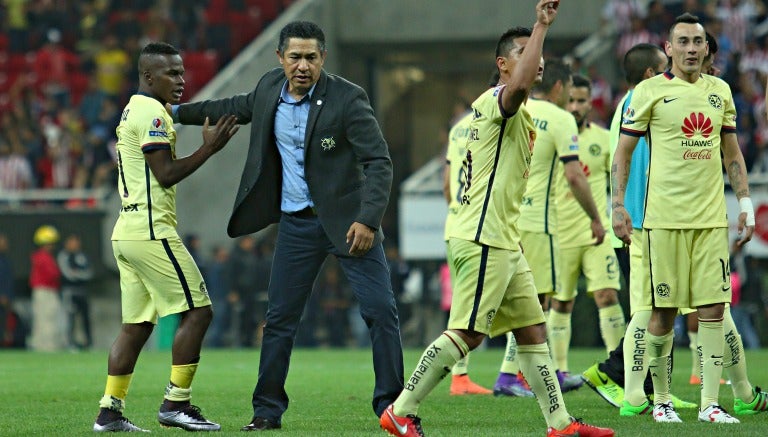 Ignacio Ambriz en festejo durante la victoria del América ante las Chivas en el C2016