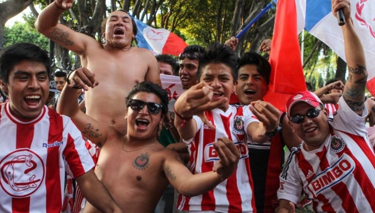 Aficionados de Chivas esperan al equipo en Puebla