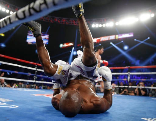 Momento en que Timothy Bradley se va a la lona tras un golpe de Pacquiao