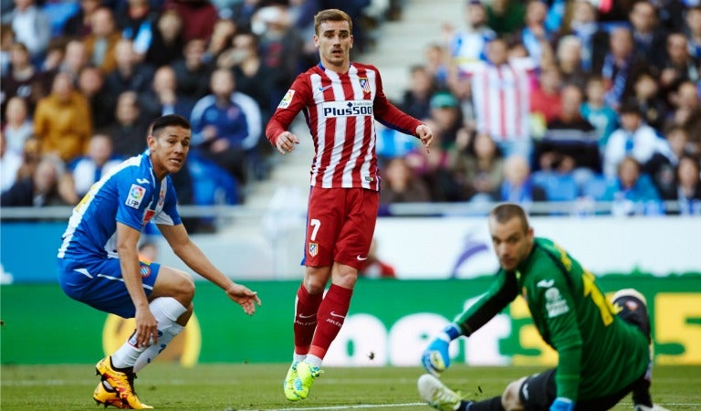 Antoine Griezmann lanza el balón para conseguir el segundo gol de su equipo