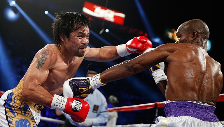 Manny Pacquiao busca impactar a Bradley con su izquierda