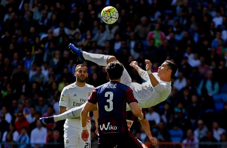  Cristiano Ronaldo intenta una chilena durante el encuentro