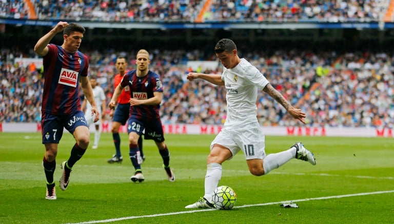 James Rodríguez compite por el balón con Ander Capa del Eibar