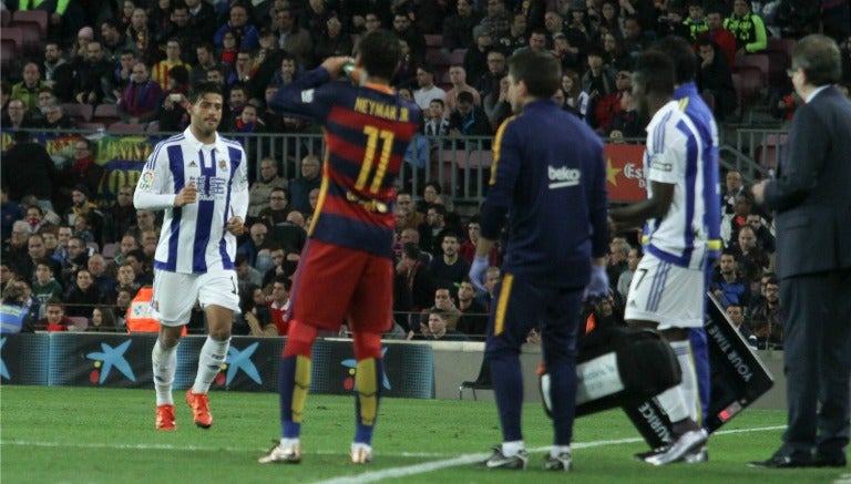 Vela durante un partido contra Barcelona