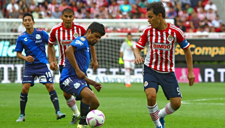 Bravo y Robles pelean un balón durante un partido