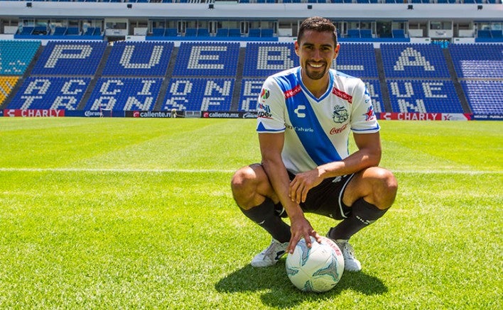 Patricio Araujo posa para RÉCORD en el Estadio Cuauhtémoc