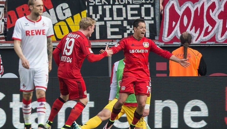 Javier Hernández celebrando su anotación en Alemania