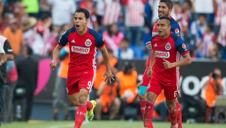 Omar Bravo festejando su anotación en el Cuauhtémoc