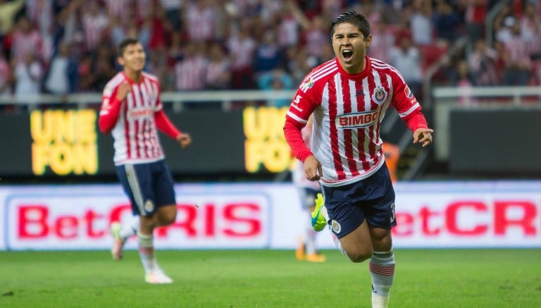 Chofis López festeja un gol con Chivas