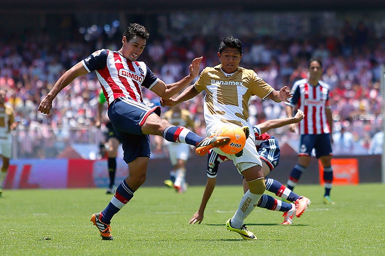 Patricio Araujo disputa un balón con el uniforme de las Chivas