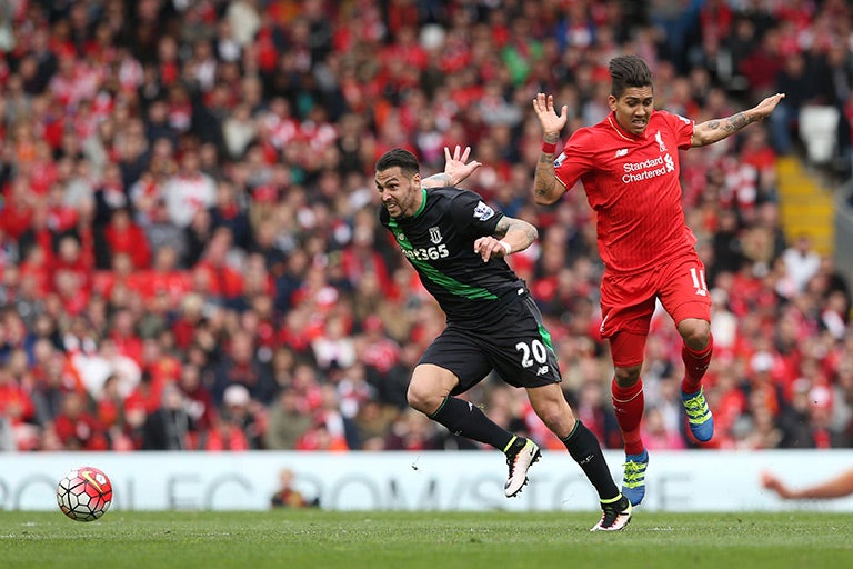 Geoff Cameron, del Stoke City, persigue el esférico 