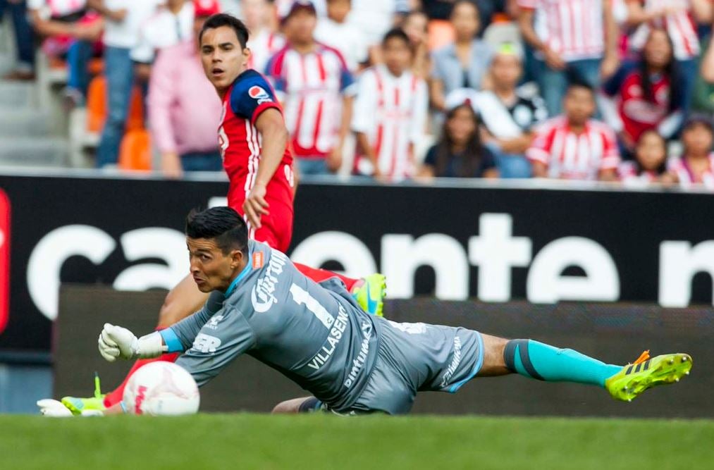 Omar Bravo define para el tercer gol de Chivas