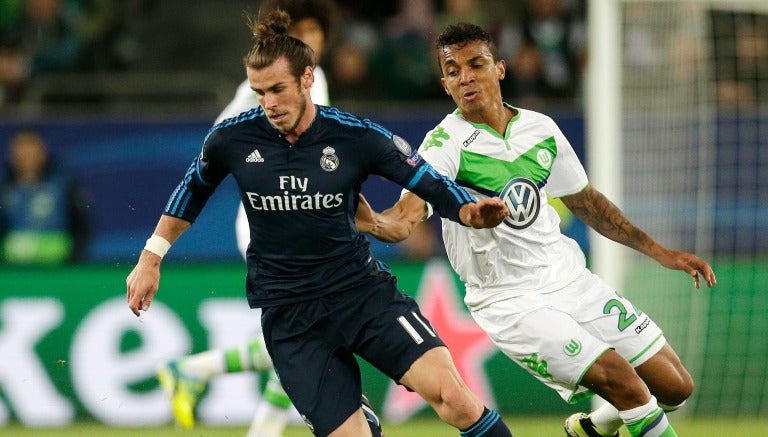 Gareth Bale pelea un balón en el juego de Champions contra Wolfsburgo