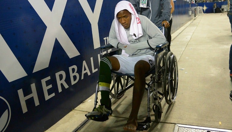 Darlington Nagbe, saliendo del estadio en silla de ruedas