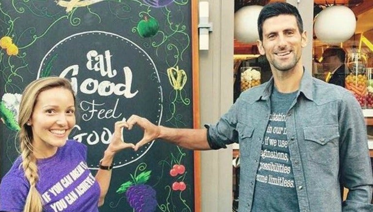 Novak Djokovic junto a su esposa en la inauguración de su restaurante