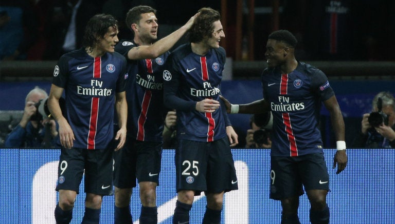 Jugadores del PSG festejan una anotación en Champions