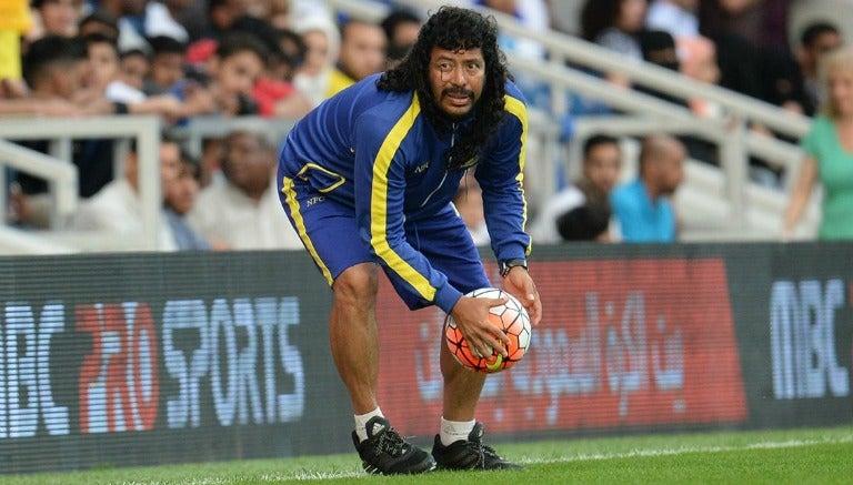 René Higuita, regresando el esférico en un inmueble de futbol